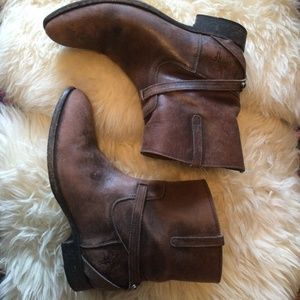 Frye Lindsay plate short boot